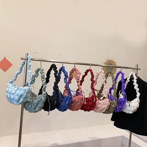 Bolso hobo acolchado diseño nube en diez colores vibrantes en soporte de metal