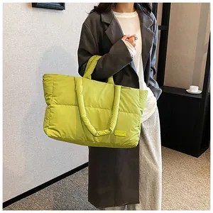 Détail du grand sac cabas matelassé vert fluo avec étiquette mode et poignées rembourrées