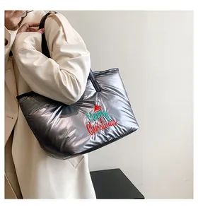 Sac fourre-tout argenté matelassé avec broderie Merry Christmas et détails festifs