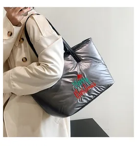 Détail de la broderie Merry Christmas sur le sac cabas argenté avec sangles noires