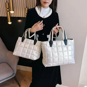 Borsa tote trapuntata argento con manici in pelle nera in due dimensioni
