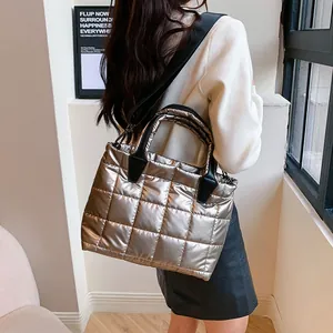 Borsa tote trapuntata metallizzata con manici neri e tracolla in vista lifestyle