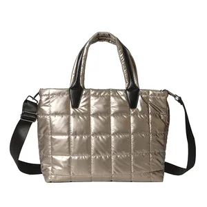 Borsa tote trapuntata oro champagne con manici neri e tracolla regolabile rimovibile