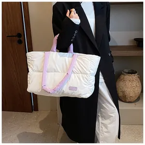 Sac fourre-tout matelassé avec poignées rembourrées violettes et détail de l'étiquette