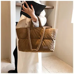 Gros plan détaillé du sac cabas matelassé marron avec étiquette en cuir mode
