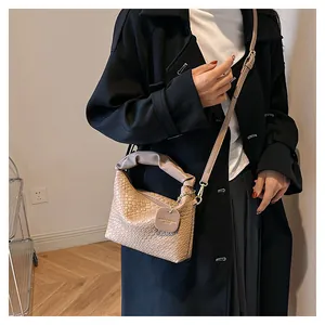 Détails du sac cabas beige tissé main avec poignée plissée et bandoulière réglable