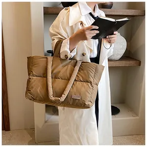 Sac fourre-tout matelassé rembourré avec étiquette en cuir FASHION et surpiqûres