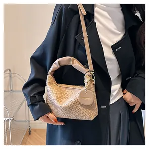 Détail d'un sac à main beige en cuir tissé à la main avec motif carré et étiquette