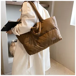 Détail d'un grand sac cabas matelassé marron avec étiquette mode et texture bouffante