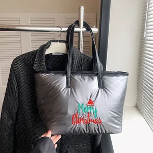 Sac fourre-tout argenté matelassé avec broderie Merry Christmas et anses en cuir noir
