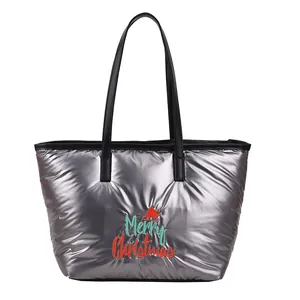 Sac fourre-tout matelassé argenté avec broderie de Noël et poignées noires