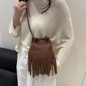 Braune Vintage-Leder-Fransen-Beuteltasche mit Kordelzug und Umhängeriemen