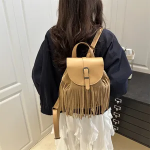 Böhmischer Fransenrucksack in Camel aus Kunstleder mit Quasten und Klappenverschluss