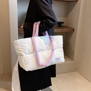 Sac fourre-tout matelassé blanc et lilas pour un usage quotidien à la mode