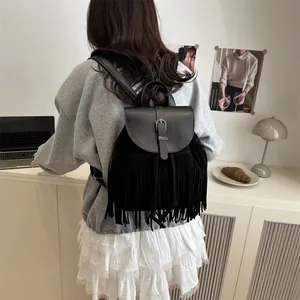 Böhmischer schwarzer Lederrucksack mit langen Fransen und silberner Schnalle