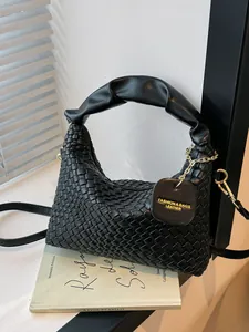 Sac à main croissant noir tissé à la main avec poignée nouée et texture de cuir élégante