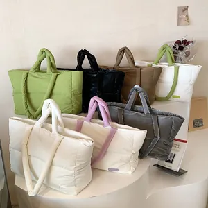 Grand sac cabas matelassé style doudoune en plusieurs couleurs avec larges bretelles