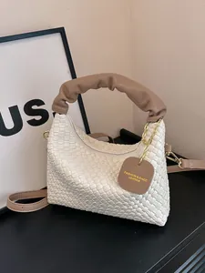 Sac fourre-tout blanc tressé à la main avec anse plissée brune et métal doré