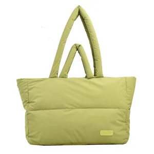 Sac fourre-tout matelassé vert herbe avec double poignée et design minimaliste