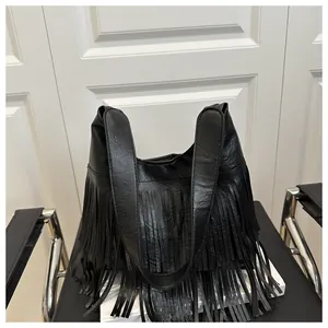 Detailansicht der schwarzen Leder-Tasche mit langen Fransen und natürlicher Textur