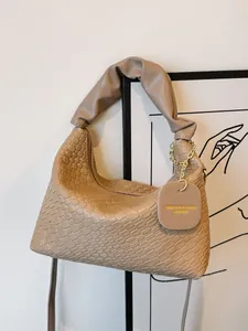Sac fourre-tout beige tissé main avec poignées plissées et chaîne dorée, style épuré