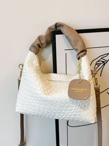 Sac hobo blanc en cuir tressé avec poignée froncée marron et bandoulière