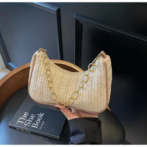 Detailaufnahme der beige gewebten Hobo-Tasche mit Lederbesatz und Goldkette