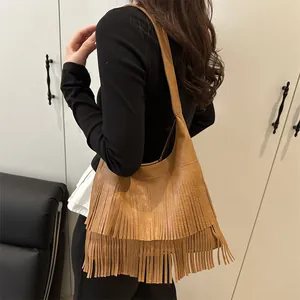 Braune Retro-Schultertasche aus Leder mit Quasten im Boho-Stil und großem Fassungsvermögen
