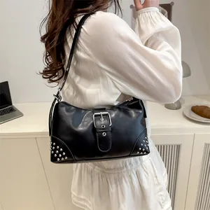 Borsa tote nera in ecopelle con borchie argentate e fibbia per un look punk moderno