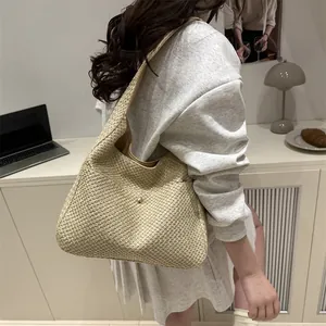 Borsa tote estiva in paglia intrecciata beige dal design minimalista per mare e viaggi