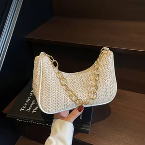 Schicke cremefarbene gewebte Halbmond-Handtasche mit goldener Kette für den Sommer