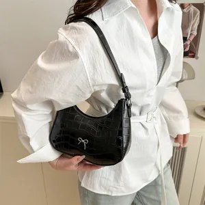 Französische Retro Hobo-Tasche aus schwarzem Kroko-Leder mit silberner Schleife