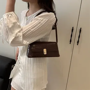 Sac baguette marron foncé effet crocodile avec fermoir rotatif doré élégant