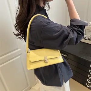 Sac sous le bras tendance jaune vif à motif crocodile avec fermoir rotatif argenté