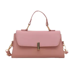 Sac à main bandoulière rose bicolore pour femme avec détails dorés élégants