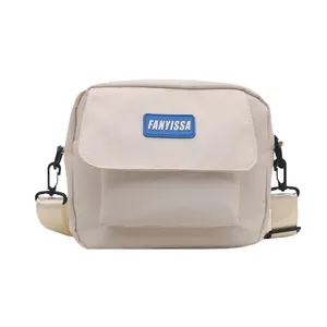 Sac bandoulière carré en toile crème minimaliste avec logo FANYISSA et large bandoulière