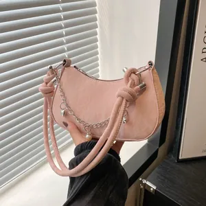 Sac sous le bras rose en demi-lune avec chaîne argentée et détails de poignée nouée