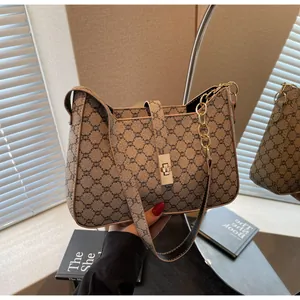Dettaglio della borsa a spalla vintage monogram con pelle marrone e fibbia in metallo dorato