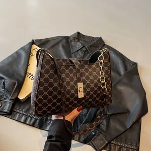Borsa hobo vintage classica con motivo a monogramma e tracolla a catena d'oro