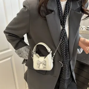 Mini sac blanc à bandoulière avec boucle noeud argentée et bandoulière chaîne chic