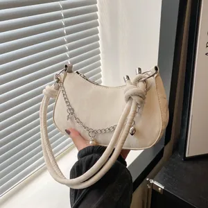 Sac hobo crème élégant avec poignée nouée, chaîne argentée et breloques de perles