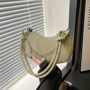 Sac sous le bras croissant vert clair avec chaîne argentée et détail de perle