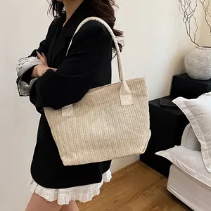 Grande borsa tote alla moda in paglia intrecciata con manici in pelle crema da mare