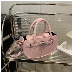 Dettaglio borsa a mano semitonda rosa chiaro con chiusura a scatto in argento