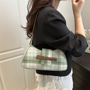 Sac sous le bras à carreaux verts vintage avec fermoir nœud marron et style minimaliste