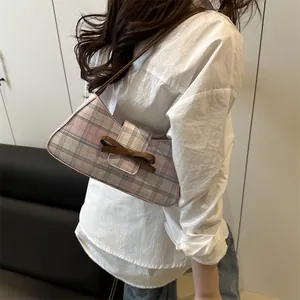 Sac sous le bras à carreaux roses avec nœud en cuir marron, sac baguette rétro élégant