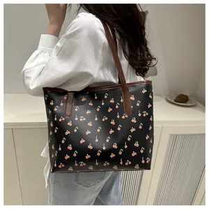 Vue détaillée du sac cabas avec imprimés cerises et bandoulières marron pour femme
