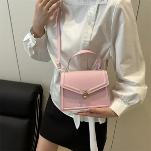 Sac à main élégant en cuir rose pâle pour femme avec bandoulière réglable et boucle dorée