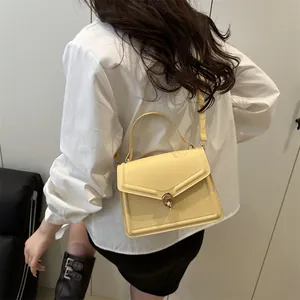 Sac à bandoulière élégant en cuir jaune pâle avec boucle dorée et sangle réglable
