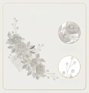 Detailaufnahme des handgefertigten Blumen-Haarkamms mit silbernen Blättern und Perlen